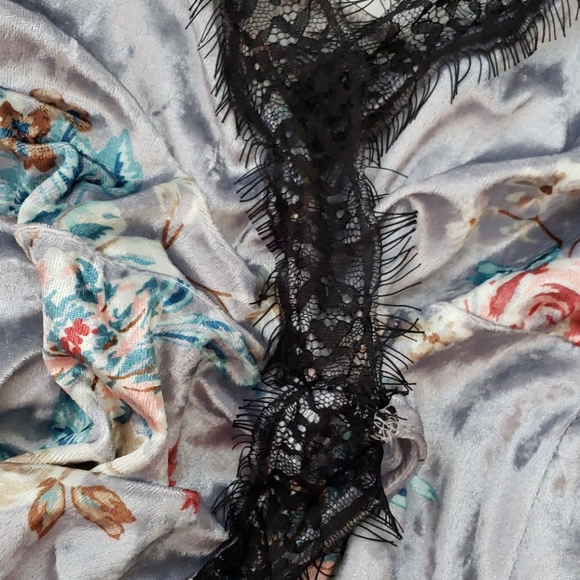 Lace and Velvet Wrap dress - Picture 8 of 8